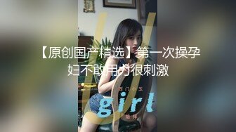 同城交友软件上认识的性感美女少妇聊熟后约出来和朋友一起玩3P