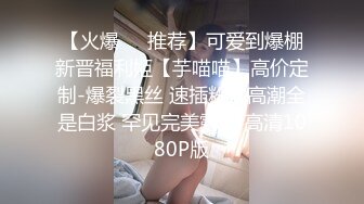 黑丝小骚货拿着红萝卜自慰