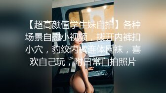 偷拍颜值不错的小少妇洗澡 自己挤完乳头又蹲下看逼差点被发现