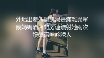 高颜值御姐带大耳环的女人就是骚，情趣装漏着奶子自己揉捏，每一个动作都很撩人，自慰粉嫩骚逼呻吟不要错过