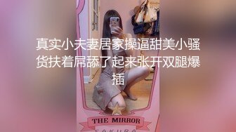 衣料比较少的白衣美女坐在沙发上就让人看的口干舌燥