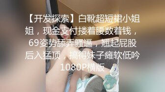 披个外套酷酷短发妹子 蹲着舔屌在沙发上开操 坐上来插入上下套弄 高难度姿势抱起来操