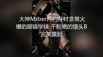 不想打扰正午睡的怀孕7、8个月媳妇,褕褕扒下她睡衣睡裤,拿著J8在外面摩擦,对著肚子里孩子说,妳妈正被用这个J8艹著