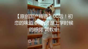 《极品CP魔手外购》商场女厕近景镜头先拍脸再拍逼，各种年轻美女小姐姐小少妇方便，大屁股潮妹透明内裤简直太骚了 (4)