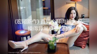 商场抄底美女穿着透明内裤被男友伸进裙子摸屁股