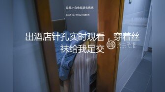 【新速片遞】  熟女大姐 有谁知道这丝袜里到底包的是什么 这么难拉出来 把逼都撑那么大 超长大黑牛整个插入骚逼 牛逼 