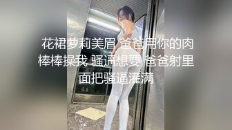 身材劲爆的丰满美女，看到瞬间鸡巴就起反应了，压住火跟进去拍下她嘘嘘 阴毛旺盛的淫穴 好爱啊啊！