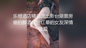 小母狗趴在那里认真舔脚