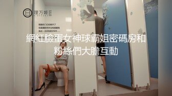 有纹身的小女人大白天伺候男友激情啪啪，奶子比心先洗干净再舔弄大鸡巴，让小哥玩着奶子各种抽插，呻吟可射