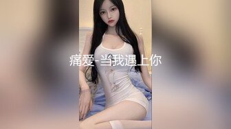 水汪汪的眼睛小美女 火辣身材穿上黑丝诱惑，这臀是真的美呀！