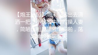  风骚美少妇寻求刺激，打着电话被无套后入操逼，表情夸张极其享受特写超粉穴