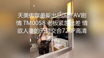 高颜值校园女神大学里诸多舔狗的女神，逛超市专门挑选一根粗长黄瓜回家自慰用