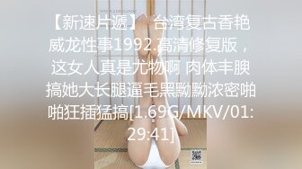 今晚来兴致叫两个少妇双飞 黑衣少妇叫上长腿闺蜜一起操