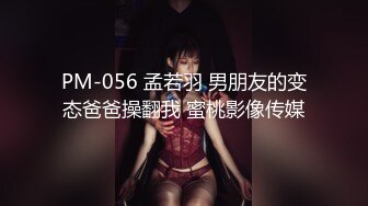 气质短发美女解开内衣柔软大奶跪在椅子屁股摇摆，掰开骚穴特写