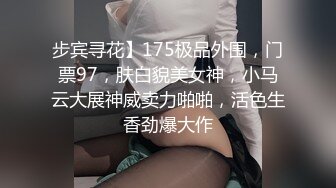  甜美的小美眉，下面的森林洞很鲜美，被爸爸用手指玩，她在一旁玩手机呻吟！