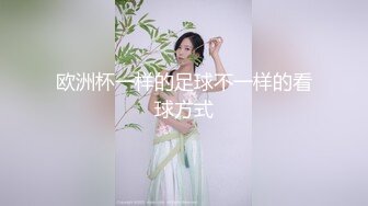 大二学姐强行喂新生吃奶 旁边有几个男女学生在拍照 现在的年轻人真能玩真会玩