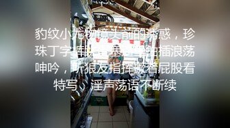 葫芦影业 小伙开着宝马车放了一瓶红牛停在大学门口 看看有没有学妹上钩