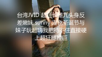   很有韵味笑起来甜美少妇约炮眼镜胖男，开档黑丝高跟鞋自摸掰穴