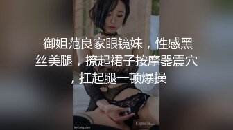 诱人的小骚逼露脸逼里塞着跳弹逛商场，女性专卖区买文胸和内裤跑到试衣间里骚给狼友看，淫水把内裤都湿透了