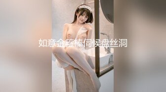 小骚娘们野外山泉游个泳，水太冷了，泡完赶紧上来自慰到身体发热，阴洞都外翻了！