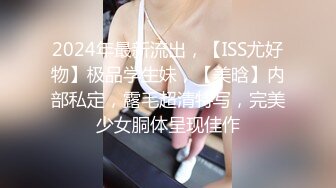 黑客破解家庭偷拍 身材不错的年轻小夫妻喜欢在家里客厅的沙发上做爱