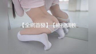 旅游区女厕全景偷拍多位美女不敢坐半蹲着尿