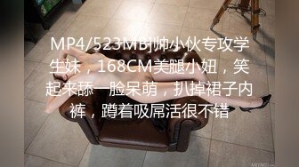 骚母狗在商场厕所露出揉胸