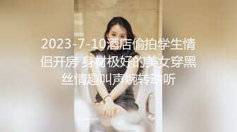 办公室里的风骚少妇漏着奶子陪狼友发骚，奶头上还夹着小铃铛，后面男女同事好多，逼里塞跳蛋让男同事玩奶子