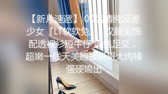  漂亮JK美眉 小娇乳 稀毛粉鲍鱼 在沙发上被无套输出 内射