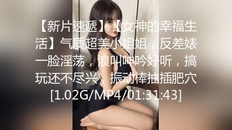 这对情侣好久不见，钢筋房就掀开女生的裙子拔下内裤直接干