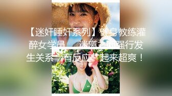 新来的美女大学生镜头前发骚让狼友调教，全程露脸听狼友指挥，性感无毛逼揉奶自慰道具抽插，舔弄自己的淫水