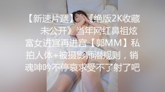 白虎美穴18极品萌妹，扎着麻花辫黑白丝袜，翘起双腿给你看小穴