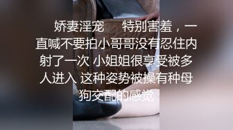 皮肤超白，嫩的流水的艺术院校性感美女私下兼职援交不小心被大鸡巴男无套内射了，逼好像被干肿了用镜子照着看，鲍鱼很特别!