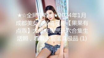   绿帽大神找单男一起操粉嫩小女友玩3P小女友露脸了