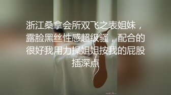 拯救逼逼，看这娘们玩太狠逼里塞苹果出不来了，勺子叉子加筷子，连挑带插搞出苹果又用大粗藕抽逼爆菊花刺激