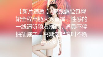 红唇妖艳女同很会玩大尺度双女秀，牛奶抹逼互舔粉穴，骑乘叠在一起假屌抽插，上下套弄假屌，手指抠入极其淫荡