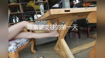 《极品CP魔手外购》经济型集体公寓女厕逼脸同框偸拍多位学生和上班族小姐姐方便