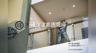 漂亮制服美女3P 身材嬌小 同時伺候三根肉棒 嘴叼逼插 被無套輸出 非常享受舒坦