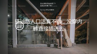  女仆装露脸小母狗，床上的极品尤物高颜值让小哥玩弄，交大鸡巴压在身下揉奶草穴