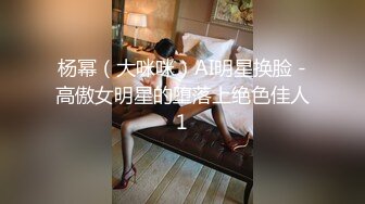 白皙眼镜御姐范妹子，女上位和头套男啪啪无套操逼，一线天粉嫩干净