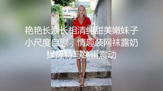 牙套尤物美女小姐姐，粉色包臀裙，脱掉内裤多毛骚逼，特写小穴好湿流白浆，揉搓骚穴，翘起屁股