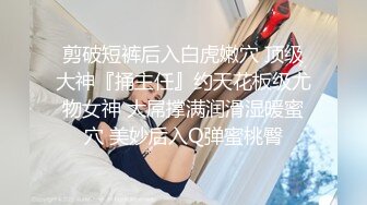 海边浴场女厕偷拍妹子貌似没有用过卫生棉条看着说明书跨开腿往里塞