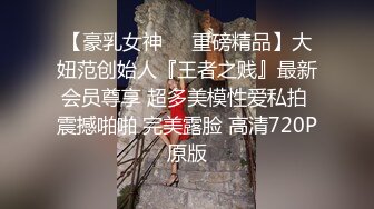 年轻漂亮的长发美女和男友宾馆开房,美女正玩“吃鸡”游戏和别人语音时被男友强插啪啪,边说边呻吟,干了2次!