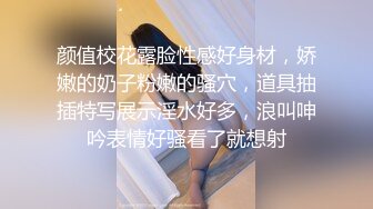 少妇滋味就是妙，苗条大长腿逼毛浓密黑黝黝坐在沙发上掏出鸡巴用力舔吸翘着屁股套弄迎合鸡巴碰撞