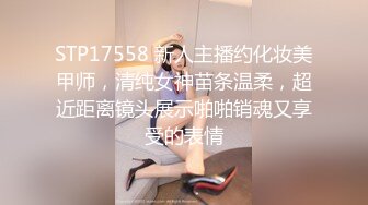 碧玉羞花的商超小美女，疫情间待着口罩也掩饰不住那美貌，下面更是哗哗的尿液流出来！1